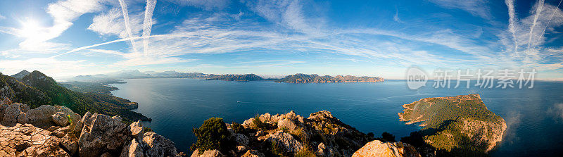 从Penya des Migdia山顶俯瞰花粉湾、维多利亚半岛和马略卡岛的福门托岛的独特景观